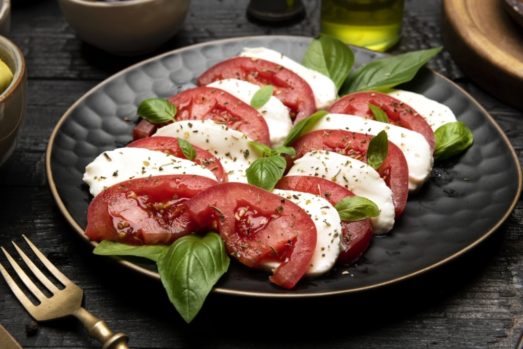 Un simplet filet d'huile d'olive et du basilic font un des meilleurs assaisonnements pour les tomates