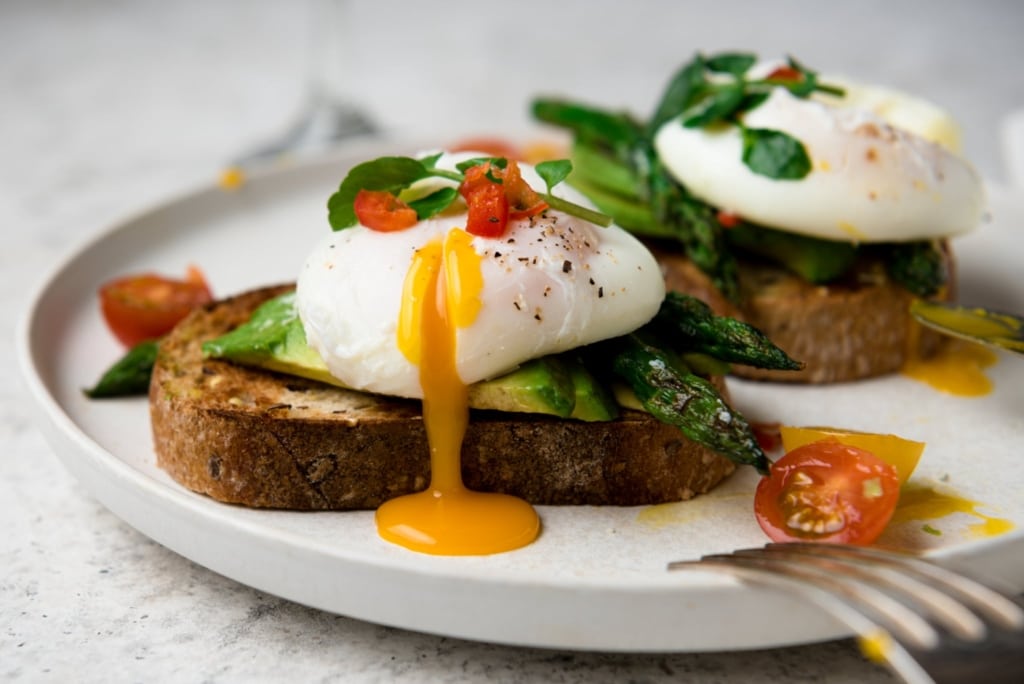 Avocat, pain complet et œuf sont idéaux pour un petit-déjeuner salé