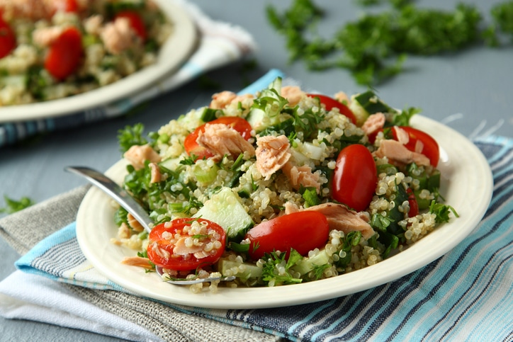 taboulé et saumon pour la salade d'été, une bonne base